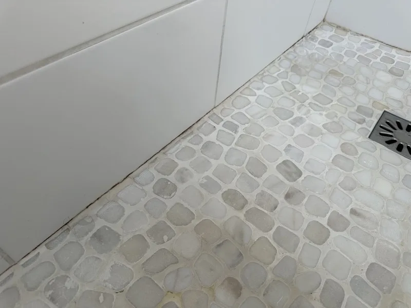 Ancien joint silicone avant réparation — Hennebont